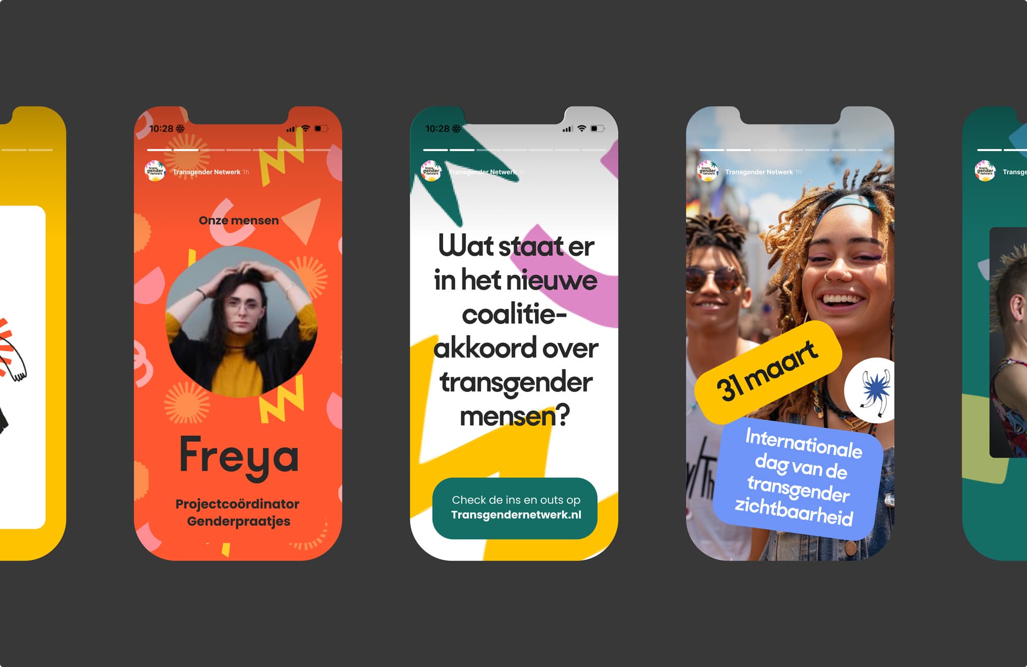 Vier mobiele telefoonschermen die verschillende verhalen en informatieve kaarten weergeven. Een toont een persoon genaamd Freya met de titel "Projectcoördinator Genderpraatjes". Een ander scherm bespreekt een nieuw coalitieakkoord over transgenderkwesties. Het derde scherm benadrukt de Internationale Dag van Transgender Zichtbaarheid op 31 maart. Het laatste scherm lijkt andere gerelateerde informatie te bevatten.